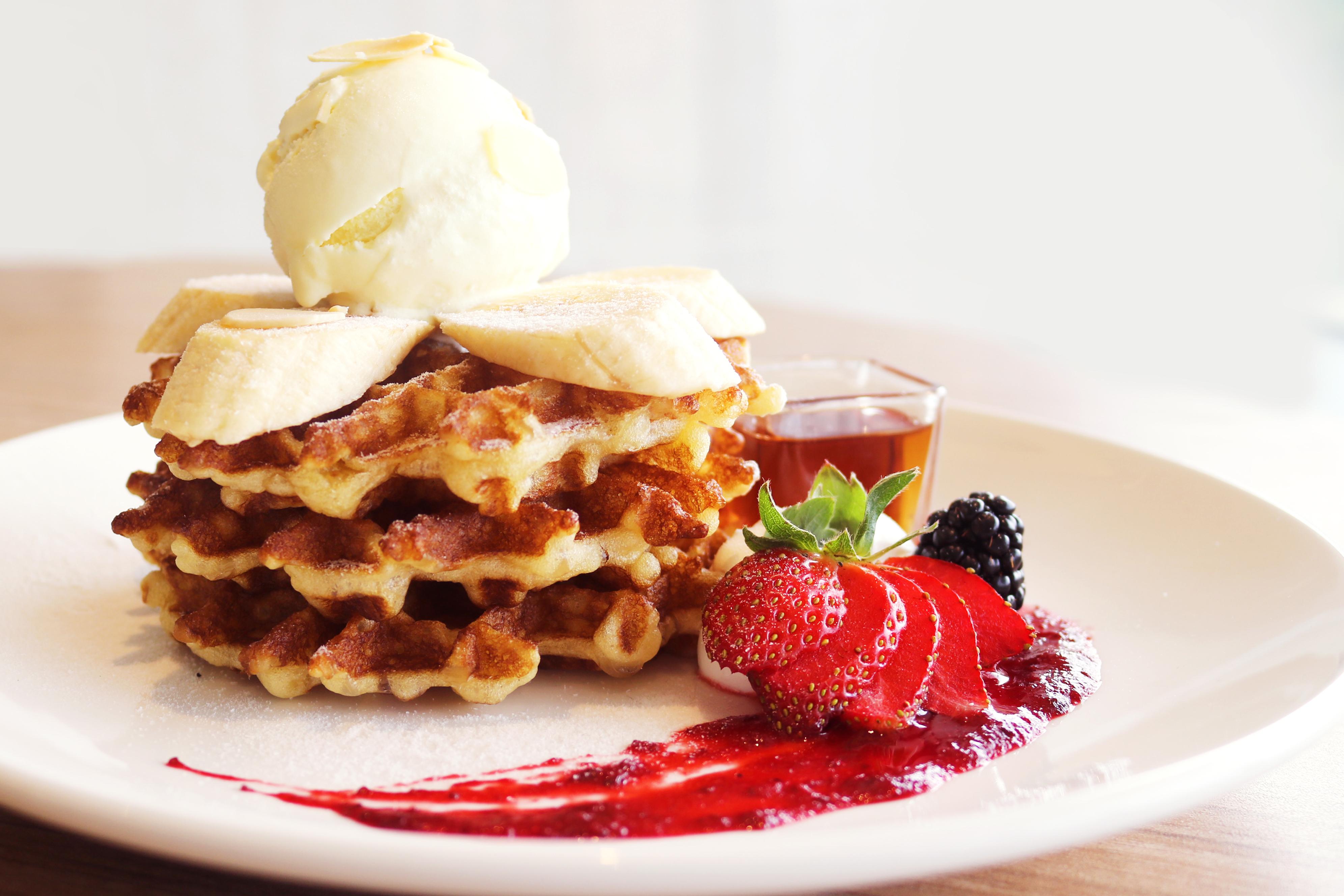فندق غراند أيون ديليمن مرتفعات جنتنغ المظهر الخارجي الصورة A Belgian waffle with fruit and ice cream
