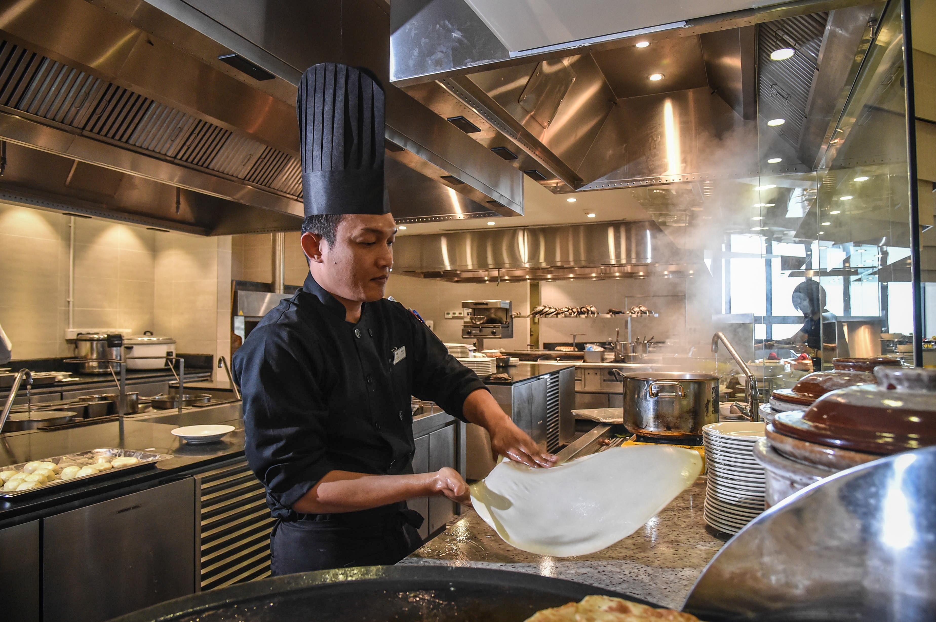 فندق غراند أيون ديليمن مرتفعات جنتنغ المظهر الخارجي الصورة A chef preparing rice noodles